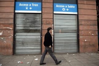 Un hombre pasa frente a la terminal cerrada de trenes de Buenos Aires, este 9 de junio. 