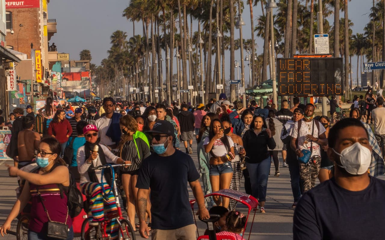 <b>1.- ¡Tápate la boca!</b>
<br>El uso de mascarilla pasó de ser una sugerencia a ser una obligación. Incluso varias ciudades de California anunciaron multas para quienes no las usaran en su jurisdicción. ¿Te imaginaste alguna vez ir a la playa con la boca y nariz cubierta?