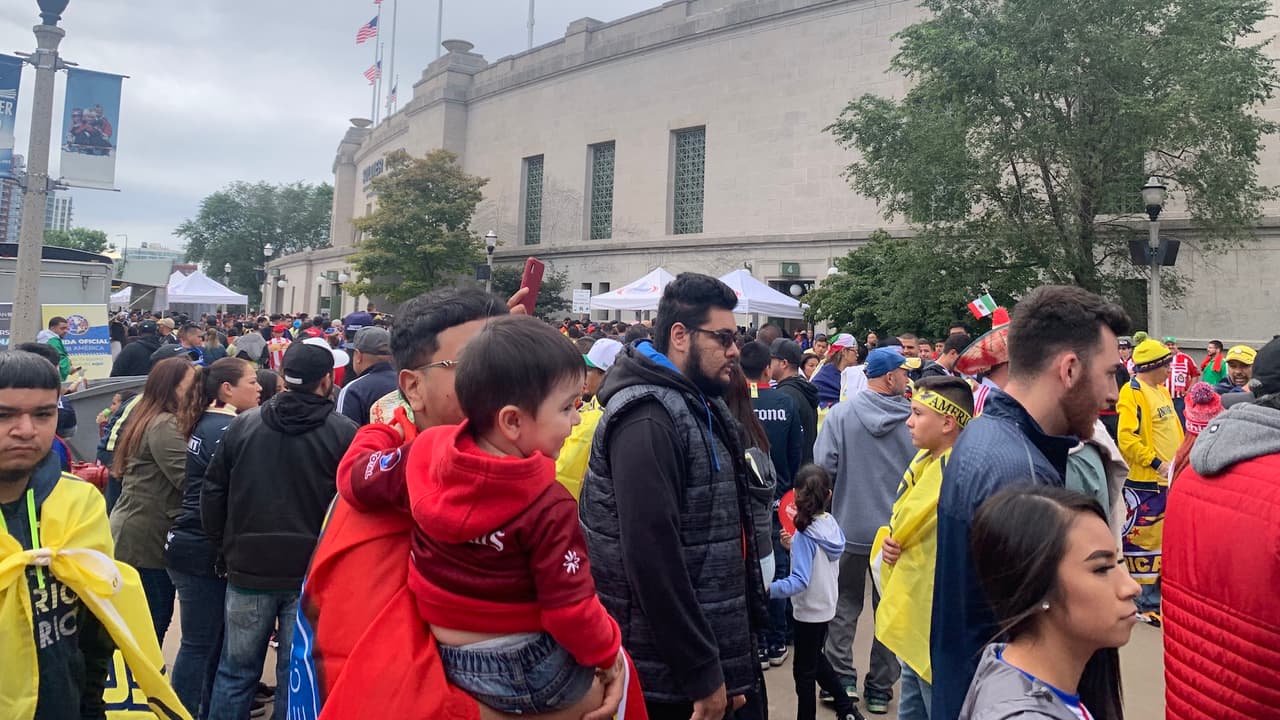 Fanáticos de Chivas y América se preparan para el partido.