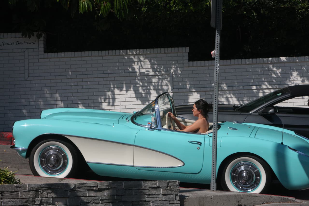 Este Chevrolet Corvette de 1957
<b> utiliza una transmisión de cuatro velocidades</b> y un detalle que llama la atención desde el primer momento es que conserva sus neumáticos originales de cara blanca, algo típico en los Corvette de la primera generación.