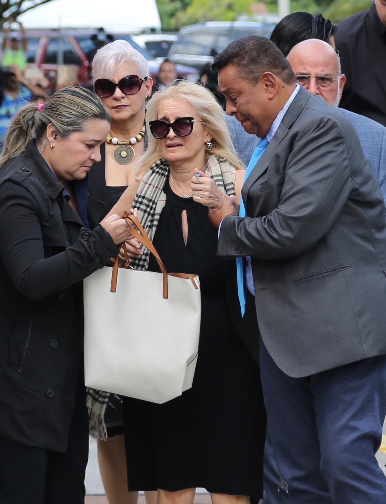 La viuda Sara Salazar, sobreviviente de dos derrames cerebrales, llegó ahogada en llanto. Ya en la ceremonia, por momentos recuperaba la paz, pero luego se entristecía hasta las lágrimas.