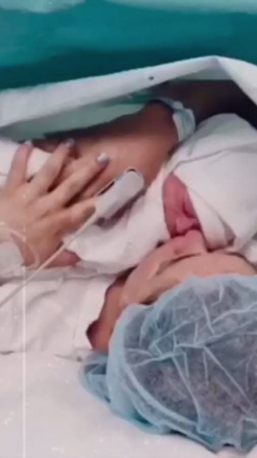 Para no poner en riesgo a la actriz y a su hijo realizaron una cesárea a tiempo, lo que 
<b>impidió que <a href="https://www.univision.com/famosos/sherlyn-reaparecera-y-contara-que-le-paso-en-el-parto-cuando-ella-este-en-condiciones-optimas">André sufriera daños cerebrales</a></b>. 
<br>