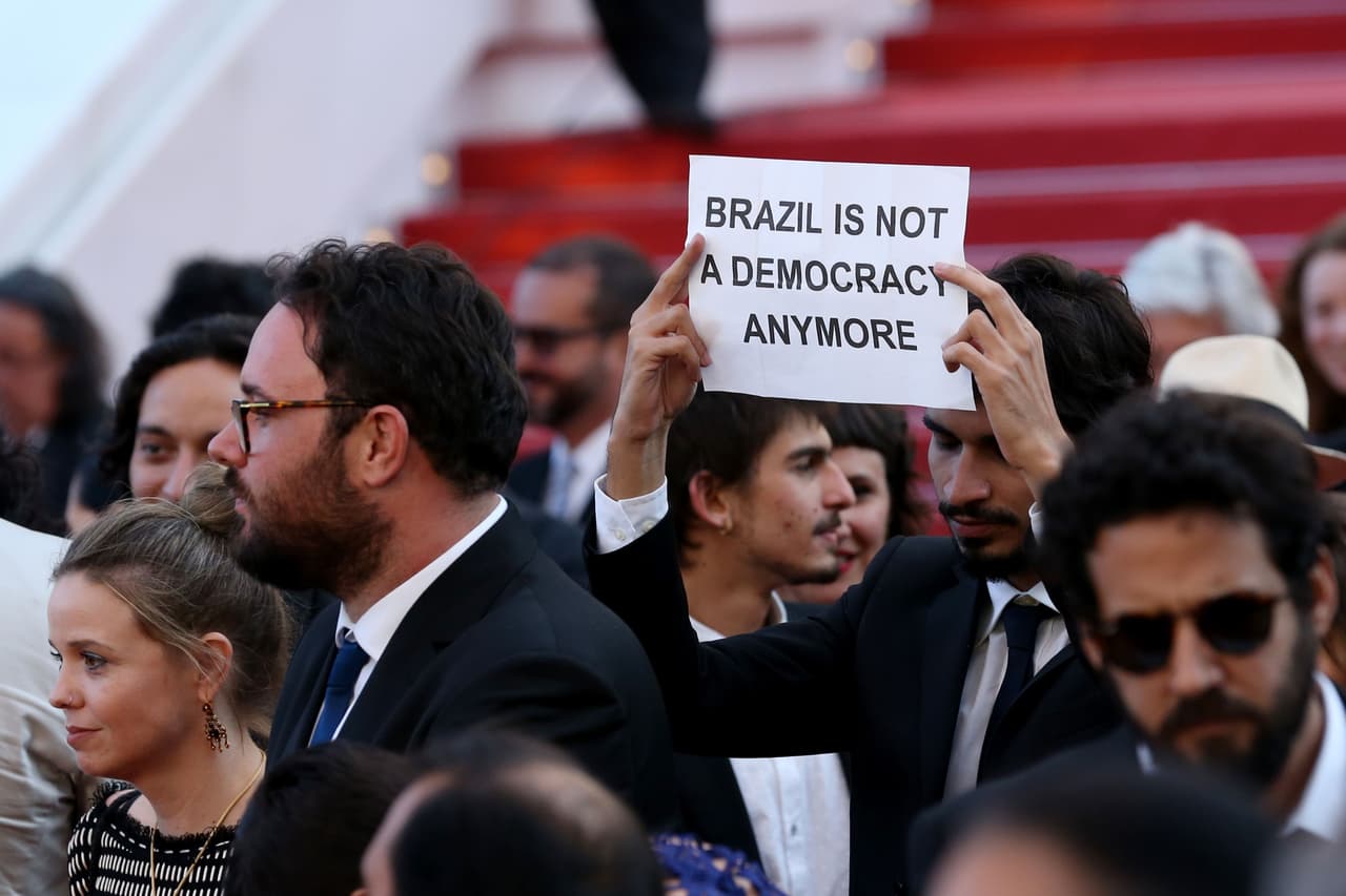 El estreno de 'Aquarius' en Cannes se hizo político.
