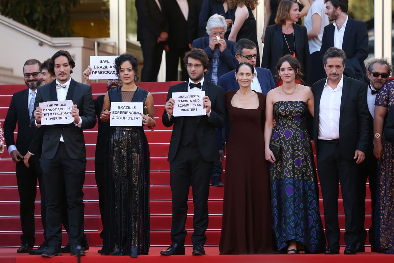 Los actores y el director levantaron letreros en protesta de lo que está pasando en Brasil.