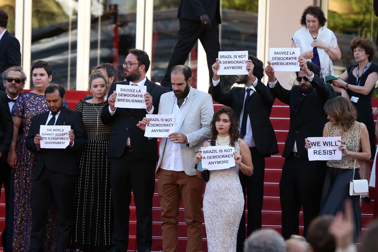 El cineasta brasileño Kleber Mendonça Filho encabezó la protesta en la alfombra roja.