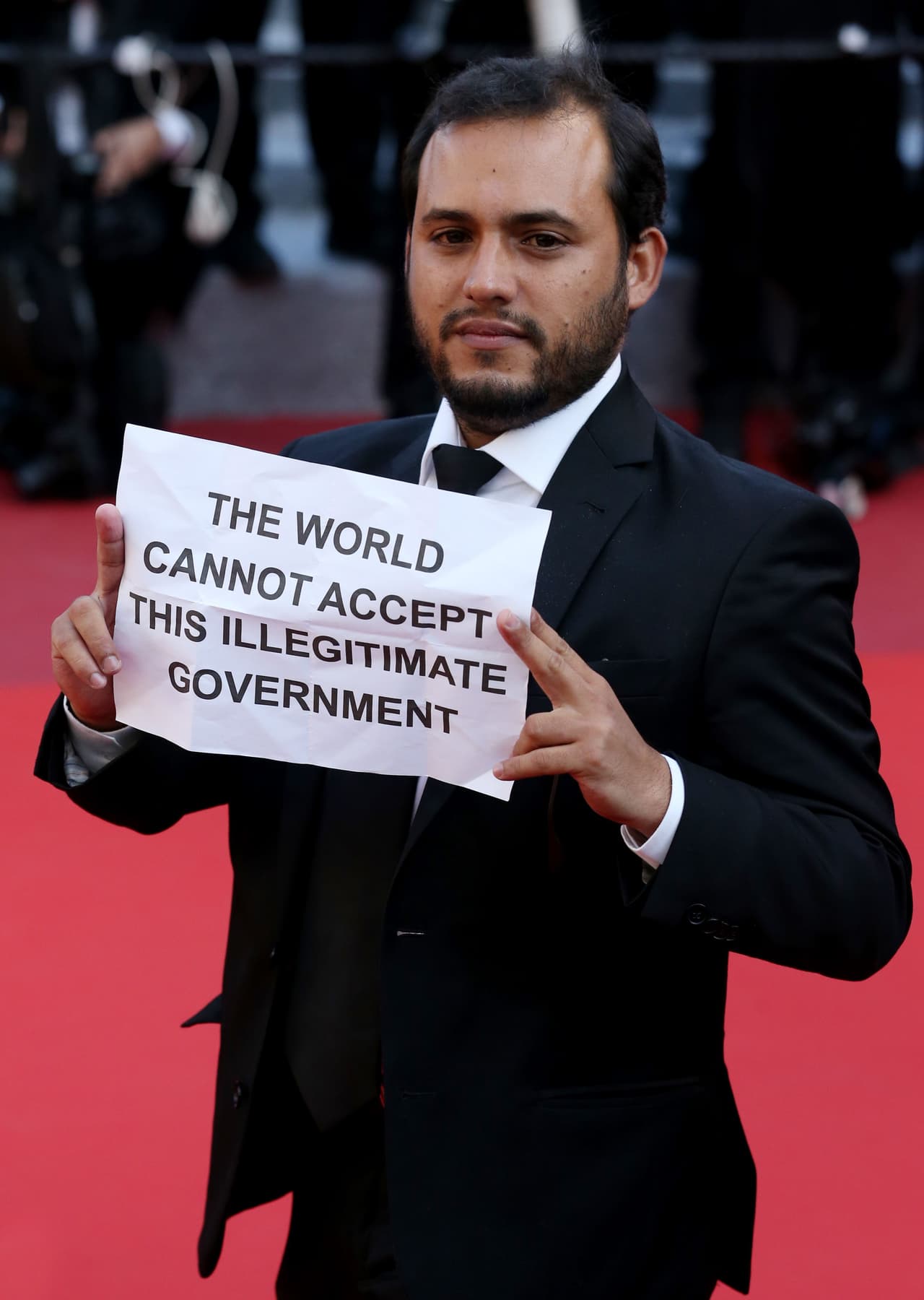 "El mundo no debe aceptar este gobierno ilegítimo".