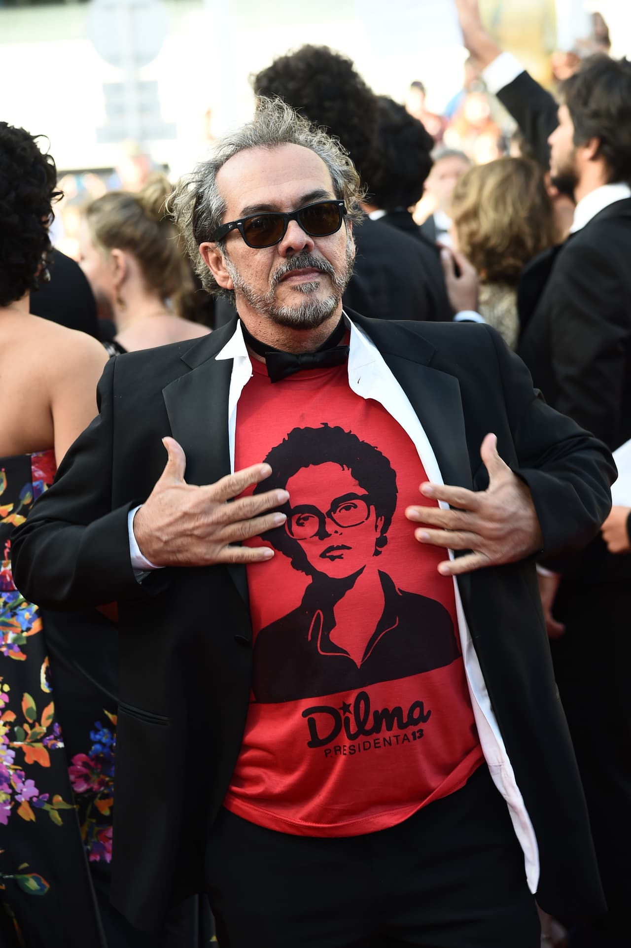 Incluyendo esta playera roja con la efigie de Dilma.