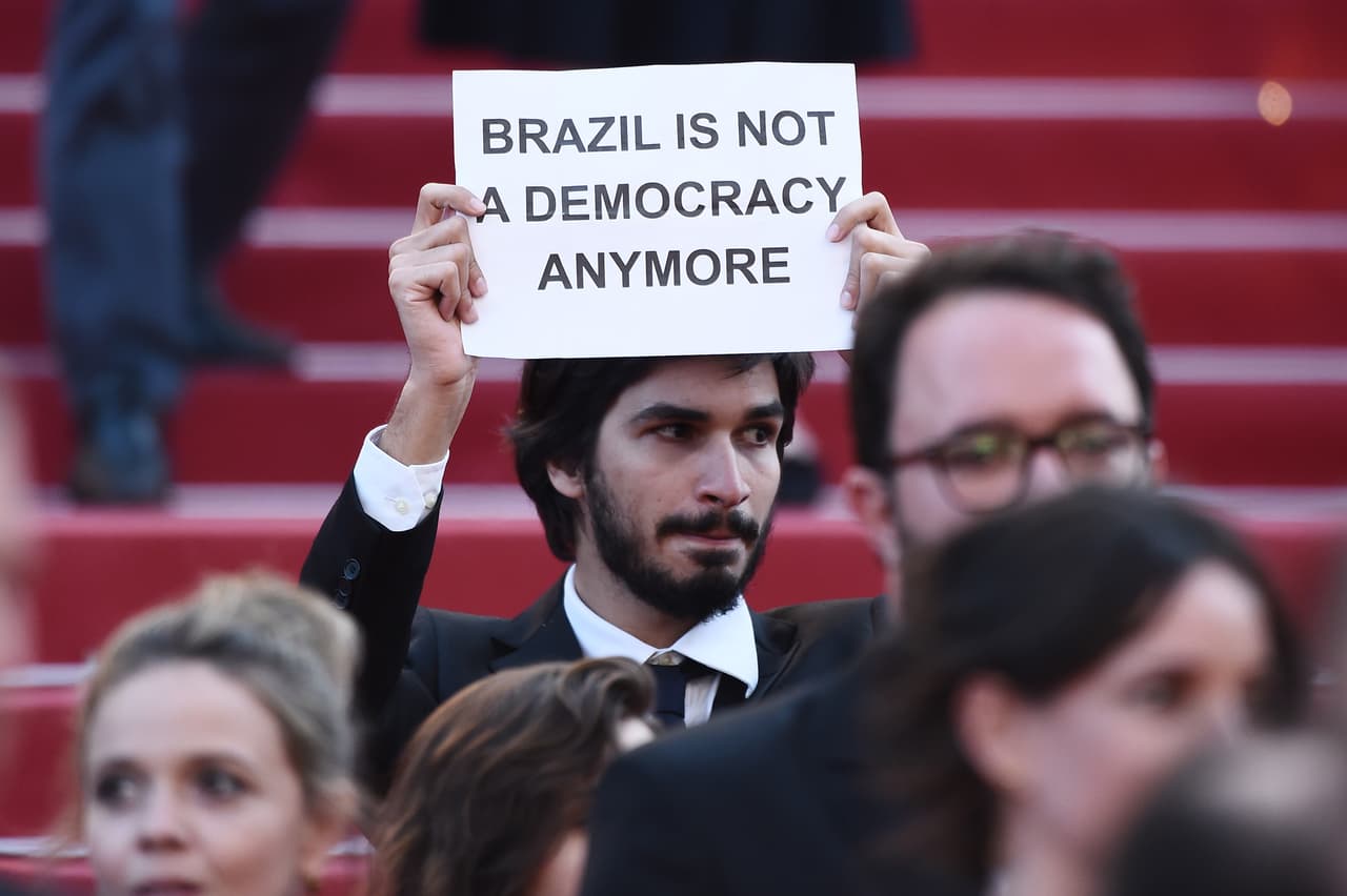 El director y actores de 'Aquarius' aprovecharon el festival para hacer su protesta política.