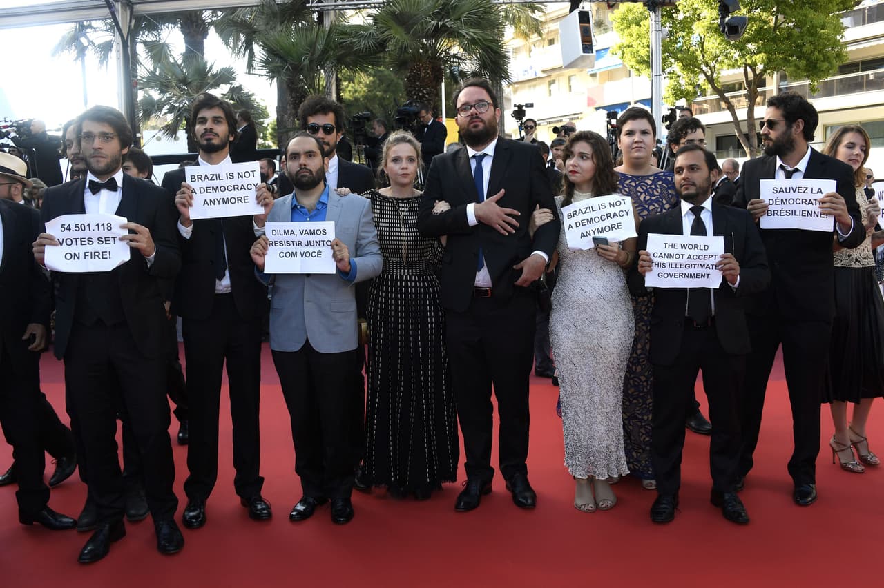 El 'impeachment' de la presidenta de Brasil Dilma Rousseff llegó hasta el festival de cine de Cannes.