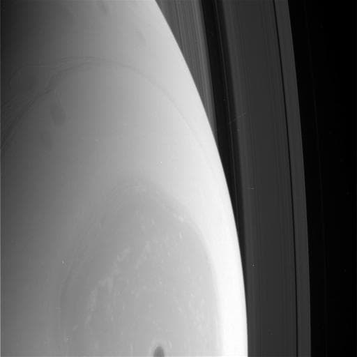 Cassini estará haciendo este tipo de incursiones hasta septiembre, cuando terminará su misión estrellándose contra la atmósfera de Saturno.