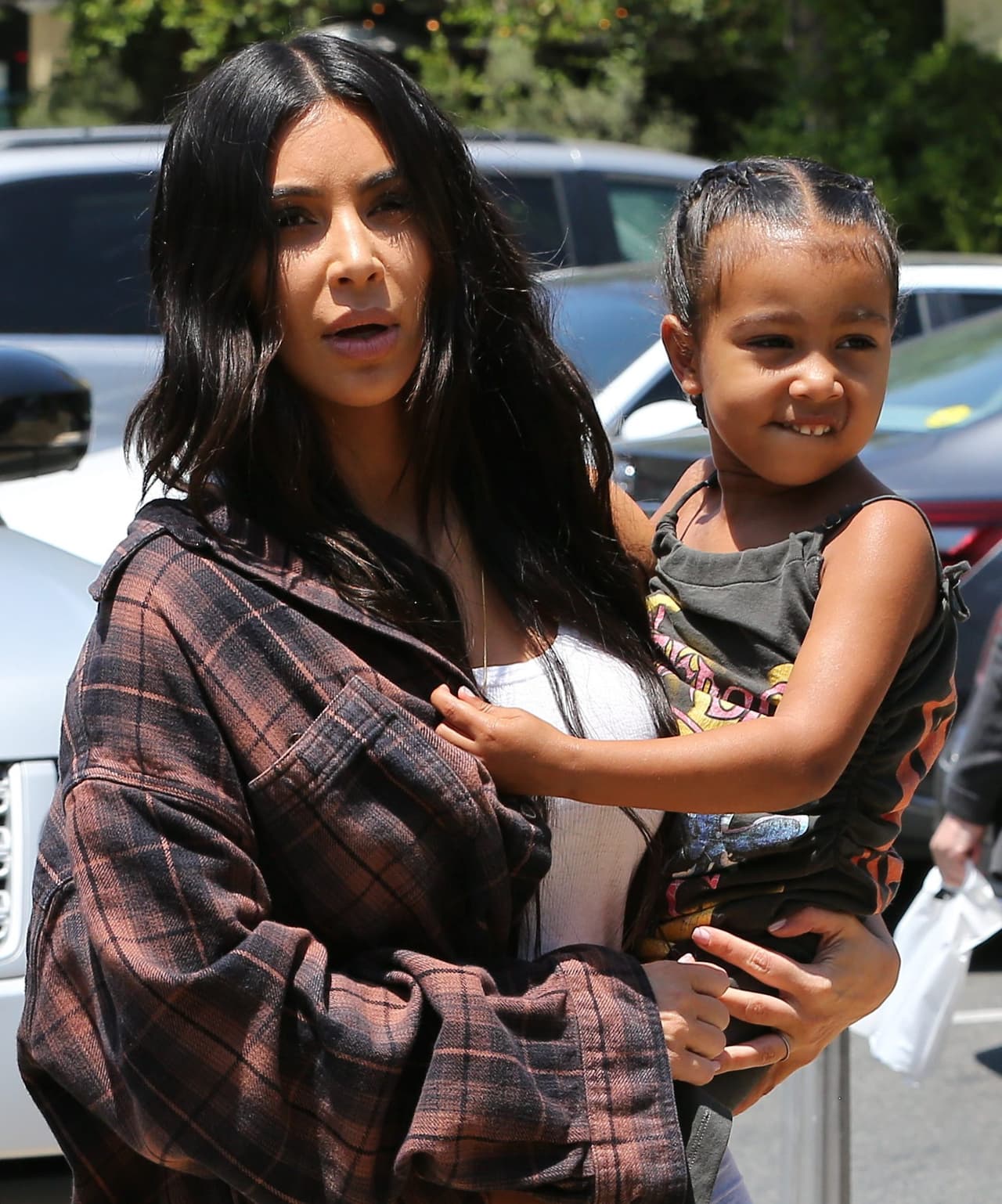 Cabe mencionar que Kim Kardashian padece de placenta acreta, es decir, una excesiva adherencia de la pared uterina y esto le provocó complicaciones en sus dos embarazos.