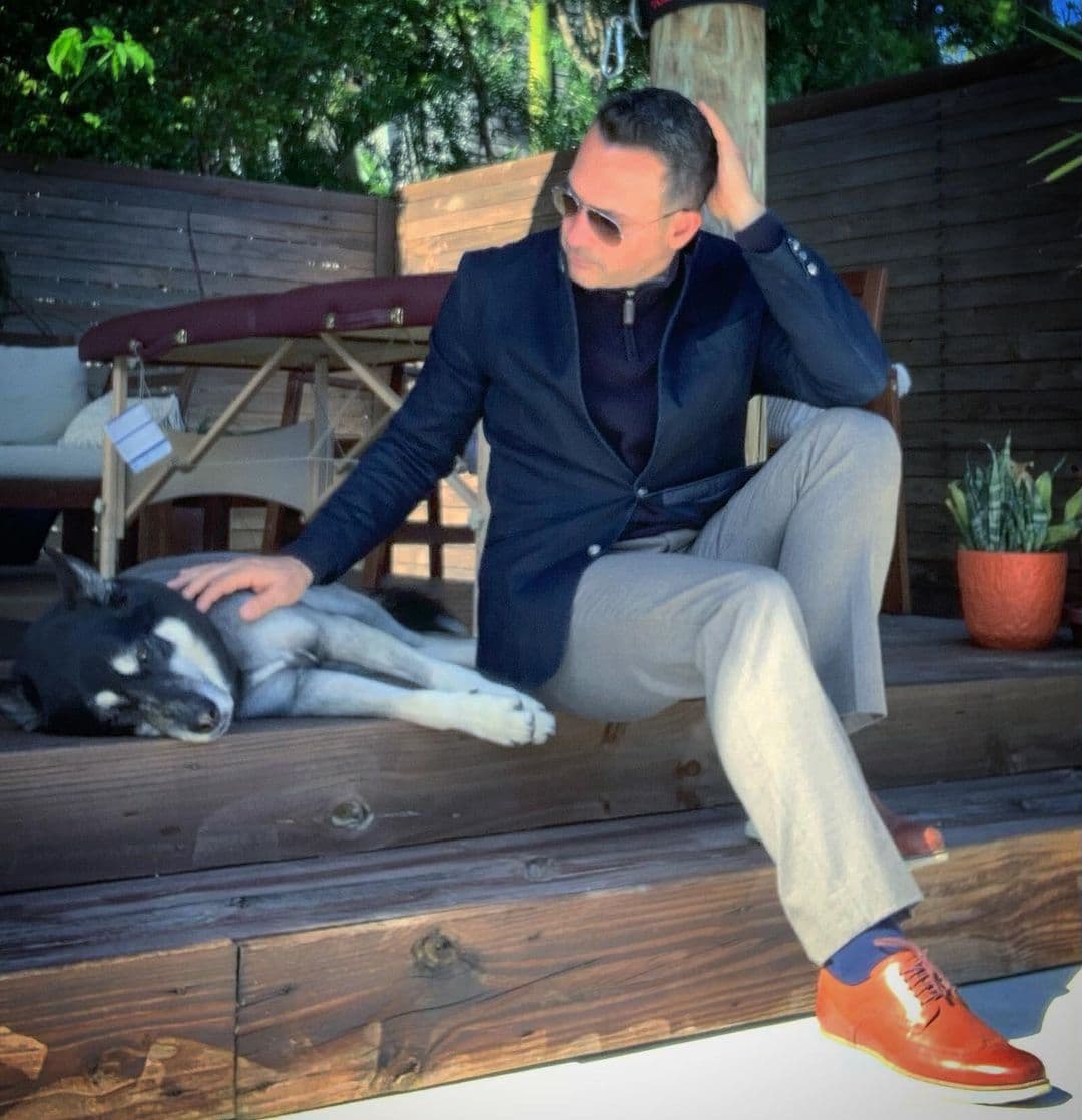 Y una más con la hermosa Mía, su compañerita de cuatro patas.