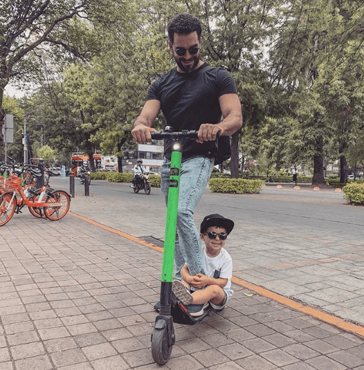 Juntos se divierten al máximo y recorren las calles de la Ciudad de México.