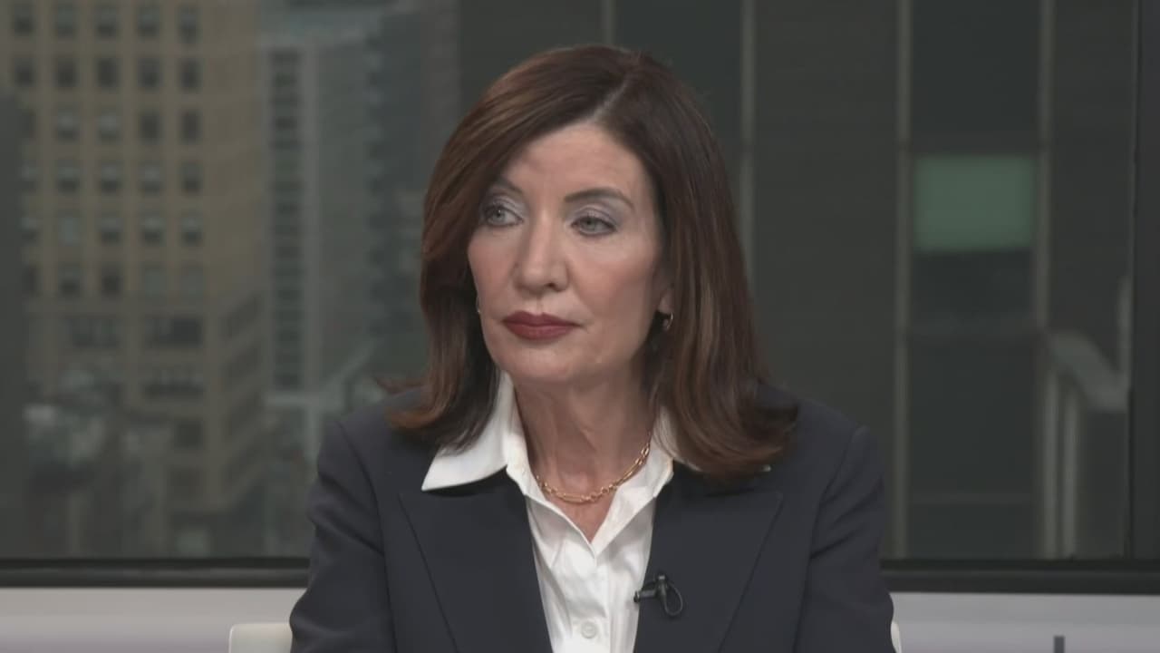 Hochul asegura que ICE "está fuera de control" y cuenta cómo pretende proteger a los inmigrantes en NY