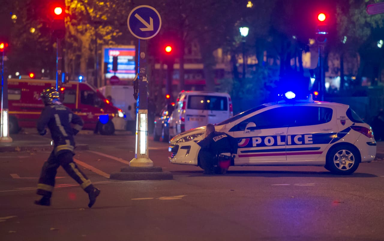 "Hay muchos muertos, mucha sangre, no puedo hablar más", cuenta un testigo de la masacre en Le Bataclan