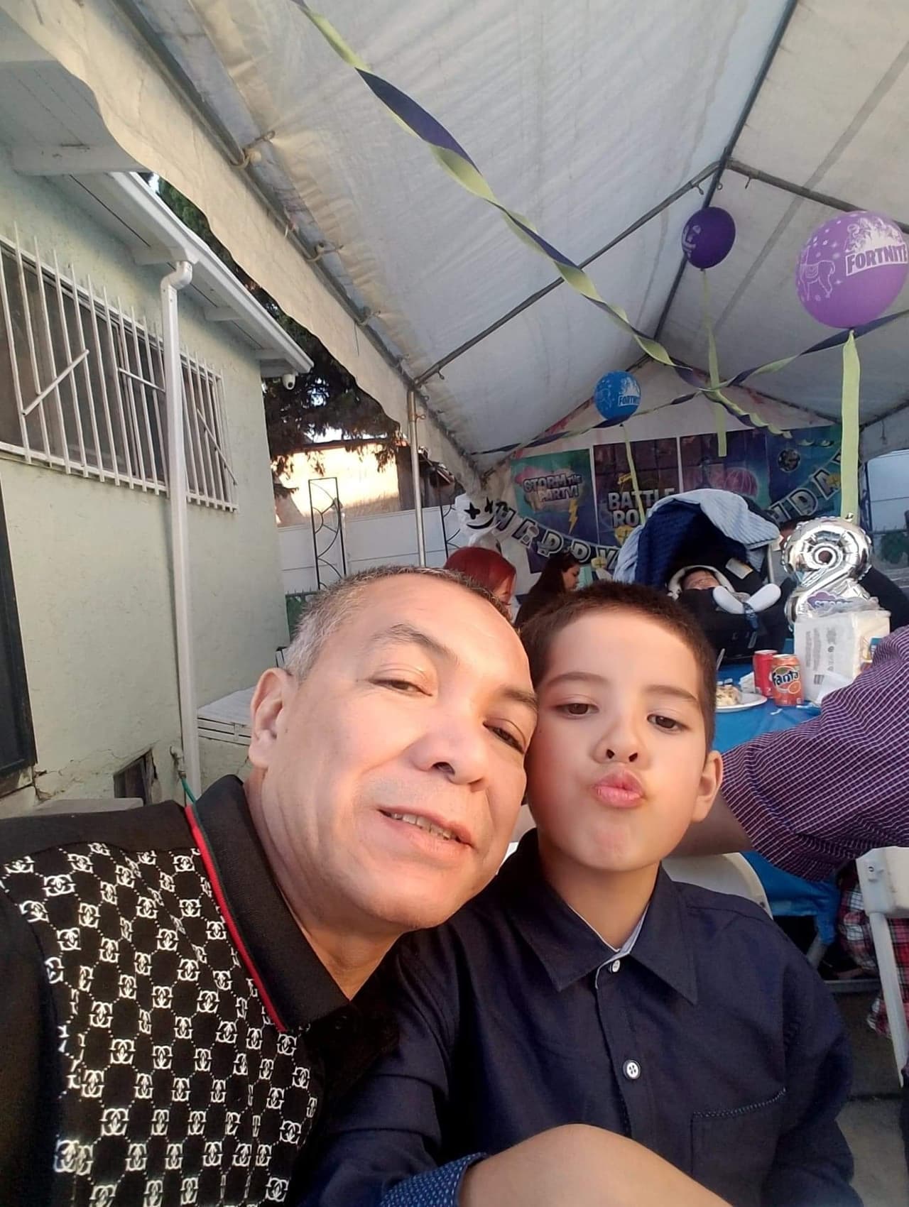 Humberto Hernández y su nieto mayor Hunter.