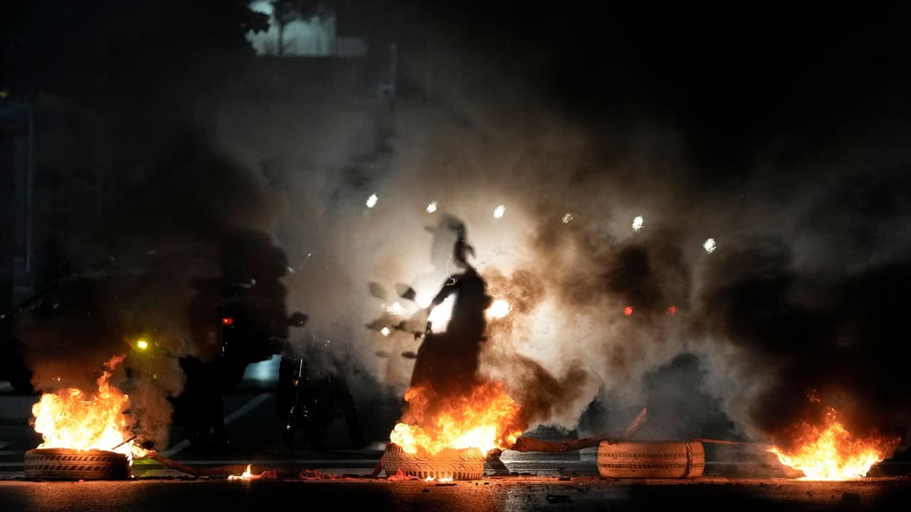 Las elecciones del domingo 28 de julio
<b>han desatado una serie de controversias y protestas en Venezuela</b>. Tras el anuncio del Consejo Nacional Electoral que proclamaba a Nicolás Maduro como ganador,
<b>la oposición, liderada por María Corina Machado, reclamó que el verdadero vencedor era Edmundo González Urrutia</b>. Esto ha provocado que
<b>miles de venezolanos salgan a las calles en varias ciudades del país</b>, impulsando a la comunidad internacional a exigir transparencia y la publicación de las actas de las mesas electorales.