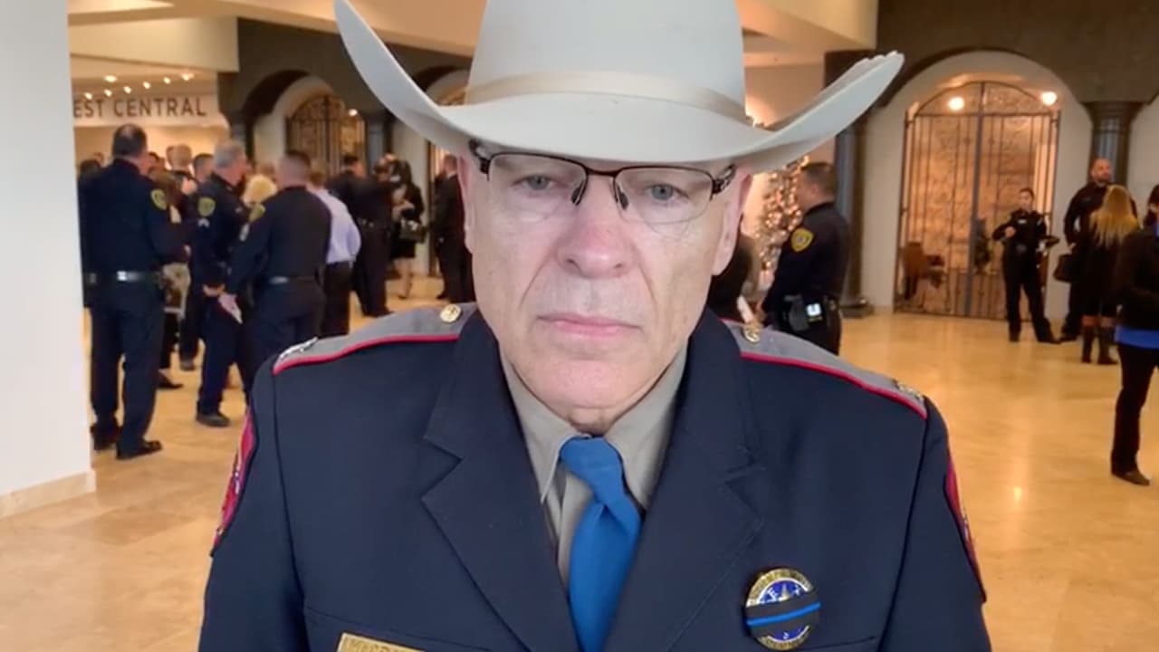 Compañeros y funcionarios de varias agencias de la ley se dieron cita, entre ellos Steven McCraw director del Departamento de Seguridad Pública en Houston.