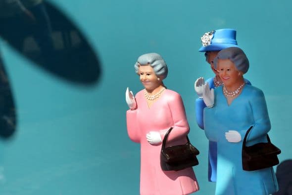 Modelos miniatura de la reina en una tienda de regalos.