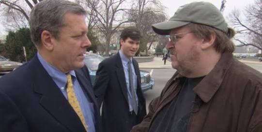 Siguiendo con la línea de “Bowling for Columbine”, el polémico director Michael Moore ofrece una serie de suposiciones conspirativas sobre el sistema de seguridad americano y los niveles de paranoia, miedo, incertidumbre y falsos valores de patriotismo que supuestamente convergieron para justificar la guerra de George W. Bush contra Irak, en el ya clásico documental 'Fahrenheit 9/11'.