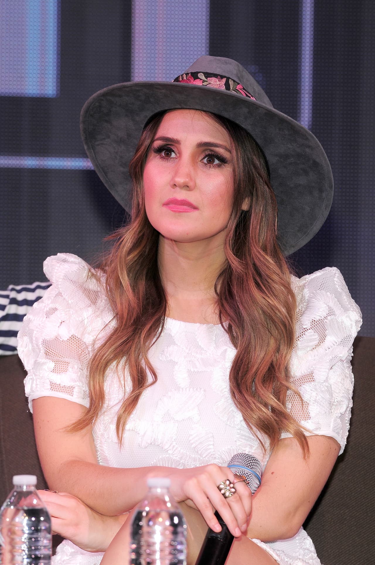 Dulce María comenzó desde muy joven participando en comerciales de televisión y también estuvo en Plaza Sésamo, El Club de Gaby y hacía cápsulas para Discovery Kids.