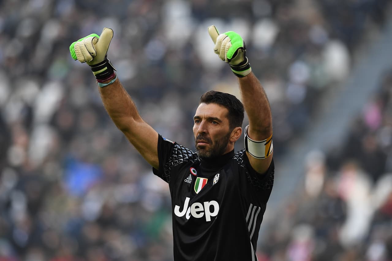 Entre sus récords, Buffon cuenta con el del arquero que más partidos ha jugado en la historia de la Serie A, y es el jugador que más partidos ha jugado como titular en la historia de la Juve.