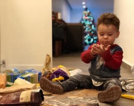 Una de las imágenes más tiernas es la de Diego, hijo de la actriz Ariadne Díaz, haciendo travesuras con los alimentos de la alacena (en el fondo de la escena aparece el árbol de navidad).