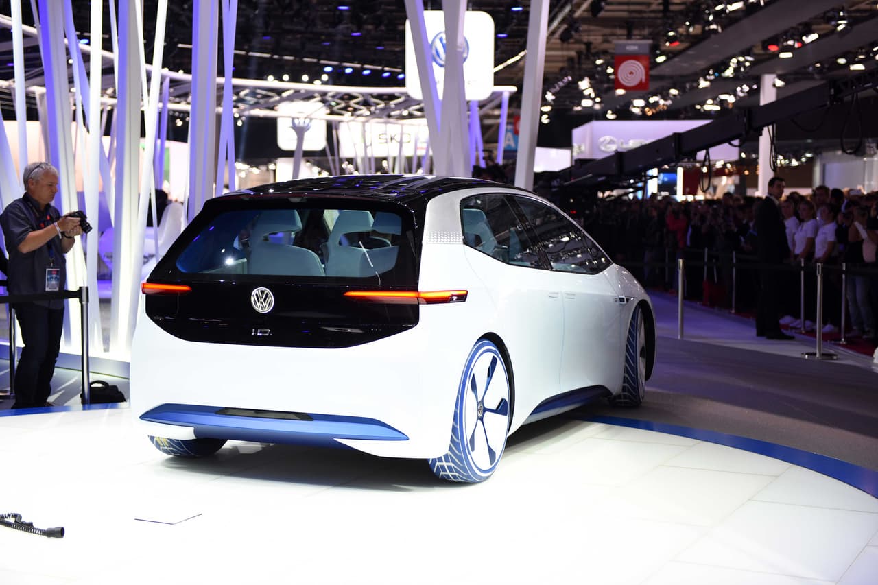 Volkswagen I.D. concept: Este concepto adelanta el lenguaje de diseño de los autos eléctricos de la marca y prevé el compacto que será uno de los grandes competidor para el Tesla Model 3.