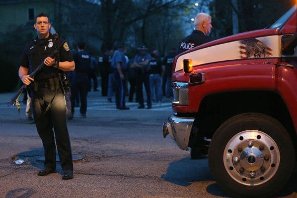 La policía confirmó vía Twitter, la detención del segundo sospechoso de los atentados del pasado lunes en el maratón de Boston (EE.UU.) y que había sido acorralado en el barrio de Watertown. "CAPTURADO!!! La caza se ha acabado. La búsqueda ha terminado. Se acabó el terror. Y la justicia ha ganado. El sospechoso está bajo custodia", se lee en el tuit de la policía de Boston. A lo largo de toda la jornada un extraordinario despliegue policial había perseguido a Dzhokhar Tsarnaev, un joven de 19 años de origen chechén, presunto coautor de los atentados. Según el diario Boston Globe, Tsarnaev fue capturado después de un tiroteo en el que resultó herido, por lo que está siendo trasladado al Hospital Mount Auburn de Cambridge. Un oficial le dijo al diario que el joven, de 19 años, se encuentra consciente. La noticia de su captura fue acogida con aplausos por el público que salió de sus casas.