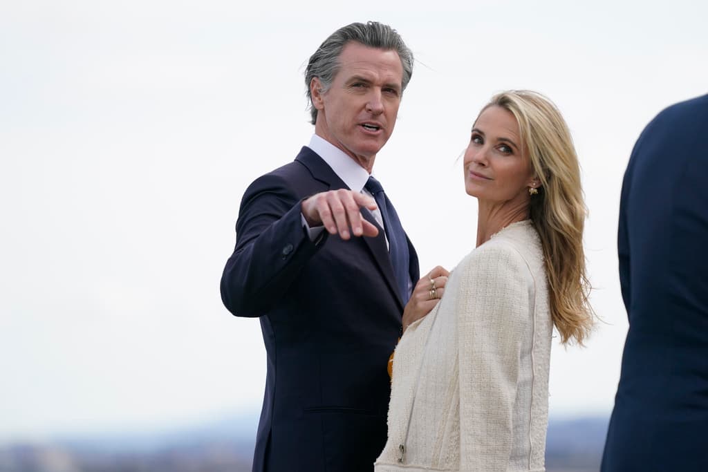 Junto al gobernador estuvo su esposa Jennifer Siebel Newsom, así como la alcaldesa de San Francisco London Breed.