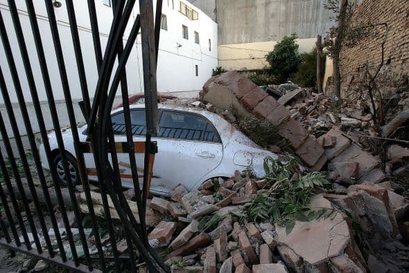 Terremoto de Chile. El sábado 27 de febrero a las 3:34 de la mañana horas tiempo de Chile, un potente movimiento telúrico de 8.8 grados en la escala de Richter sacudió el país. El terremoto tuvo impacto en las zonas donde se halla el 80 por ciento de la población total del país. El saldo: 521 muertos y más de 500 mil viviendas afectadas.