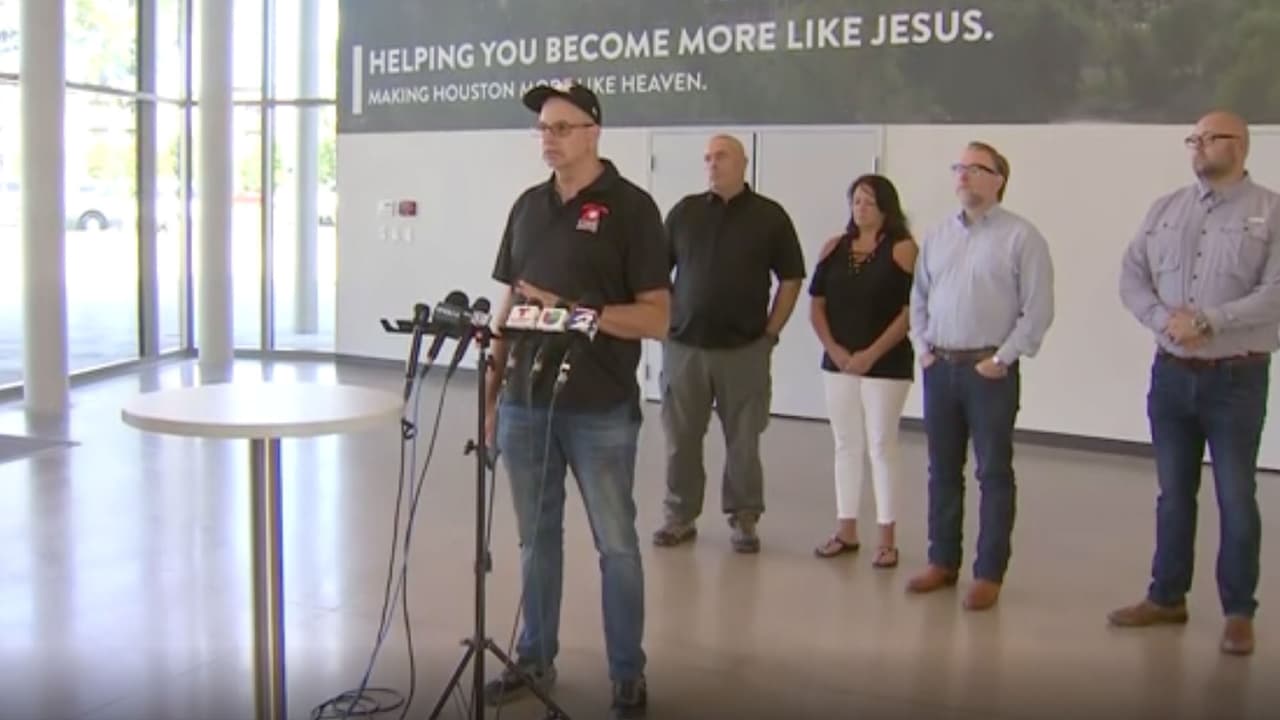 "Esto es lo peor que una familia puede vivir, perder a tantos miembros en una situación como está, les puedo asegurar que tienen un largo camino por delante", aseguró Kahan.