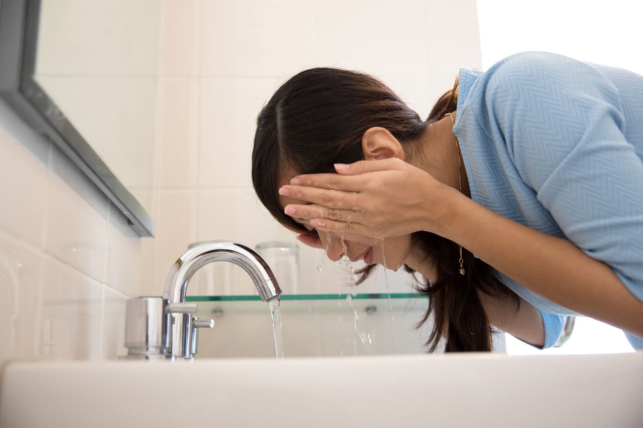 <b>No le huyas a la agua fría. </b>Aunque en la temporada de frío prefiramos tomarnos una ducha con agua caliente, al momento de lavarte el rostro hazlo con agua fría, ya que no solo te ayudará a despertar, sino que también a activar la circulación, a tonificar la piel y a aumentar el metabolismo.