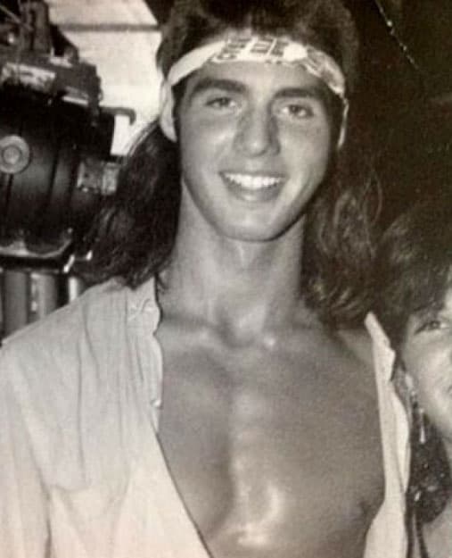 <b>Ricardo Fort</b> fue un excéntrico cantante y actor argentino, así lucía cuando comenzaba su carrera hace tiempo. Sin embargo en los últimos años
<b>brilló por sus recurrentes visitas al quirófano</b>, donde se hizo varios arreglos en su fisonomía hasta
<b>quedar irreconocible</b>.