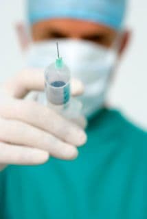 "Les inyecta un tipo de plasma y les hace creer que están protegidos": presunto doctor vende vacuna falsa contra el Coronavirus