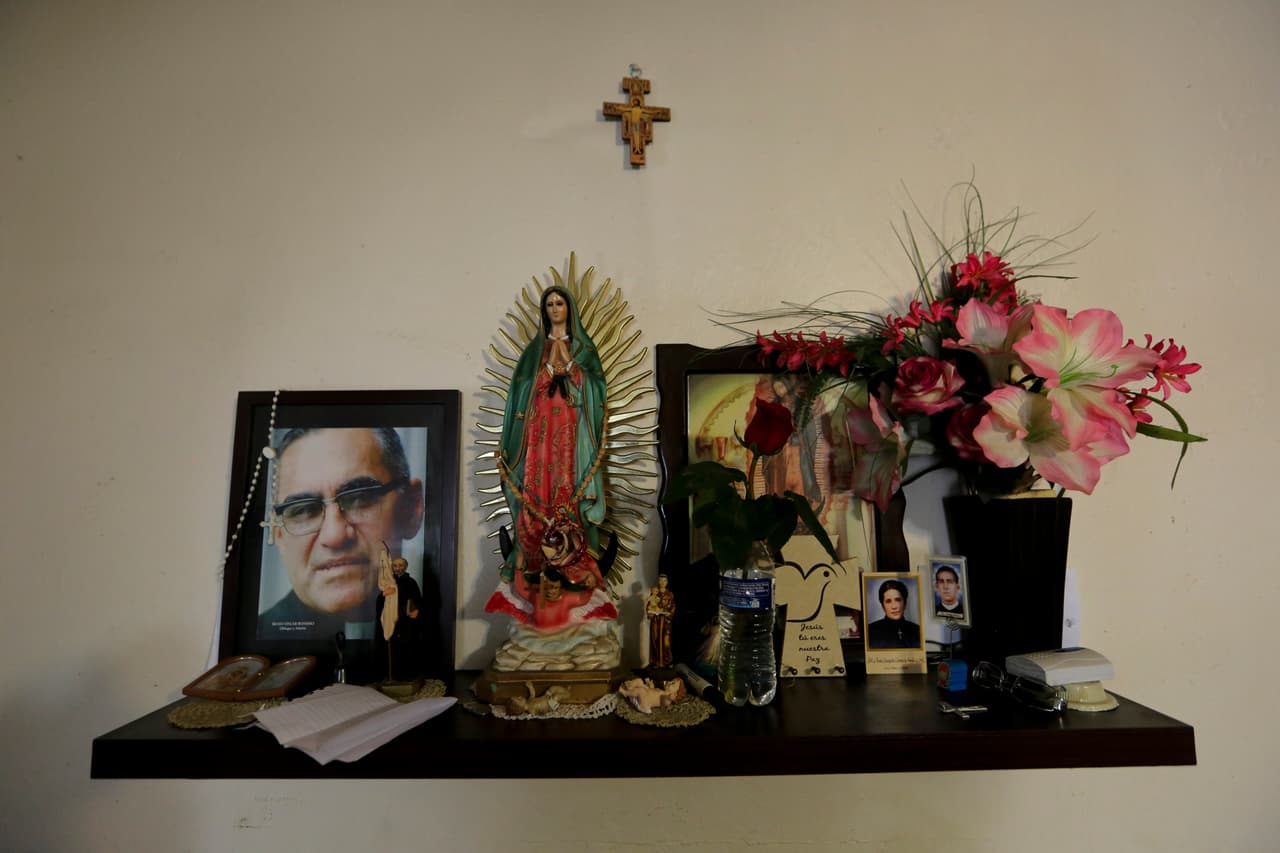 Imágenes religiosas decoran la cocina de un albergue para migrantes en Monterrey, México. Los migrantes que esperan en el estado fronterizo mexicano de Tamaulipas cuentan historias de horror que incluyen robos, extorsiones por parte de criminales y funcionarios corruptos y secuestros.