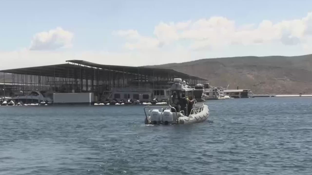 El verano está cada vez más cerca y muchas personas aprovechan la temporada para disfrutar de los lagos, por lo que autoridades del condado de Maricopa se preparan para evitar tragedias. Asimismo, dieron recomendaciones a los visitantes, como mantenerse hidratados y tener conocimiento de las normas en el agua y de operación al momento de conducir un bote o una lancha. “Este es un hermoso lugar para venir a divertirse, pero por favor, háganlo con seguridad”, dijo el supervisor Thomas Galvin.