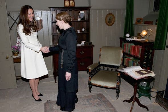 Aquí saludando a Phyllis Logan.