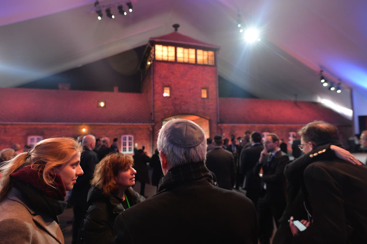 Pese a la ausencia de representantes de las grandes potencias que llevaron el peso de la guerra contra la Alemania nazi, al evento asistieron representantes de la realeza, jefes de Estado y representantes de 60 países.
<br>