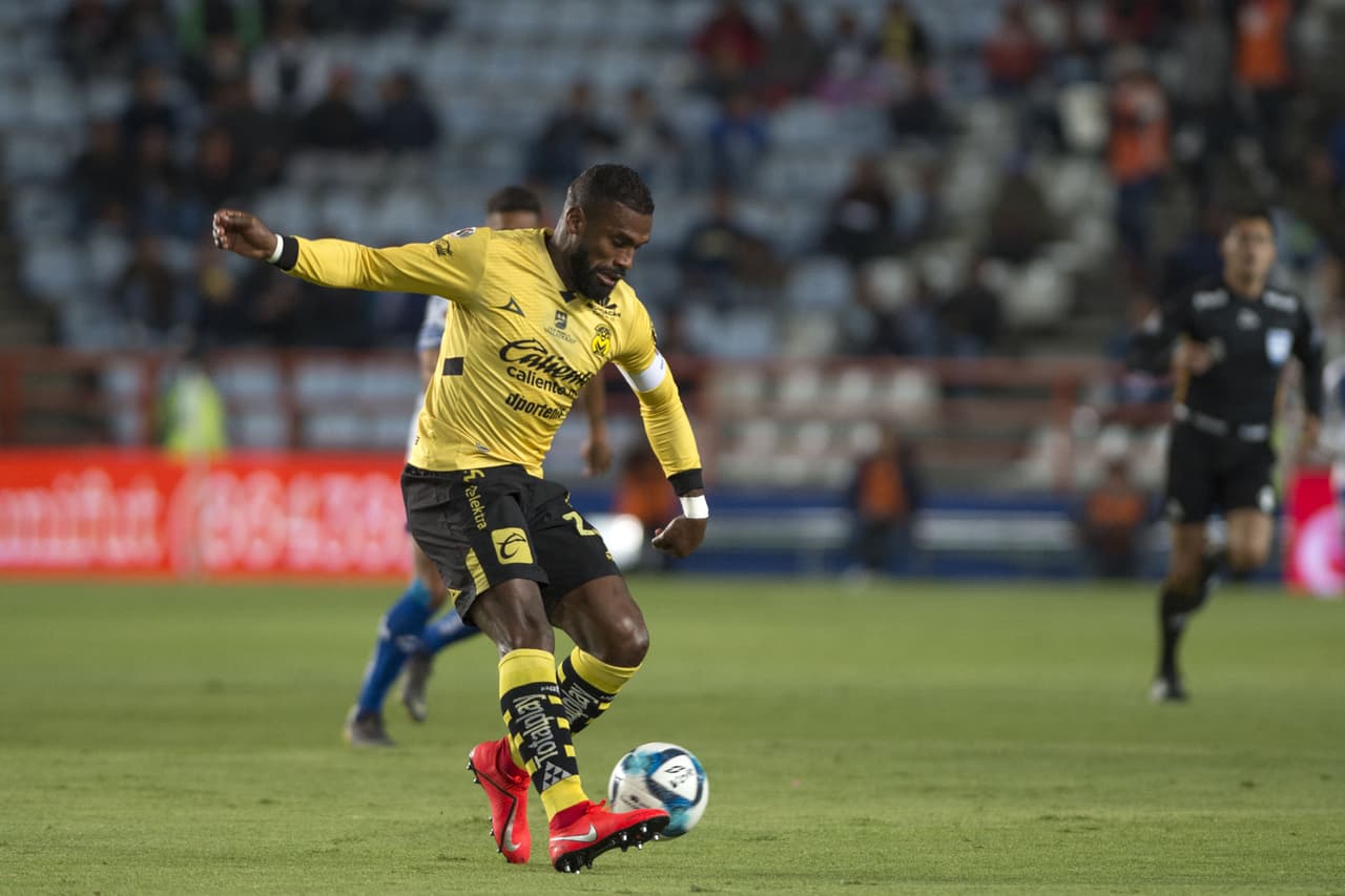 Monarcas se quedó con 10 hombres tras la expulsión de su capitán, el ecuatoriano Gabriel Achilier al minuto 71.