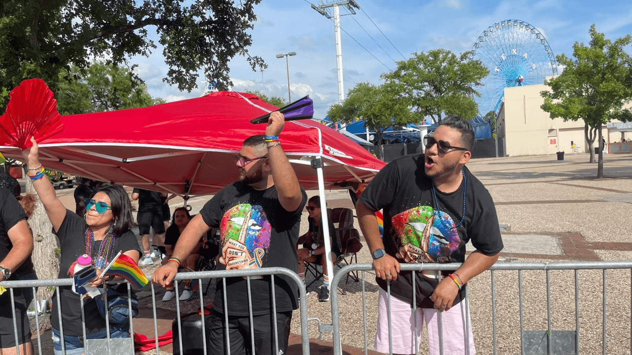Los espectadores celebraban y presenciaban el desfile con abanicos, camisetas y collares que aludían al tema general de la marcha.