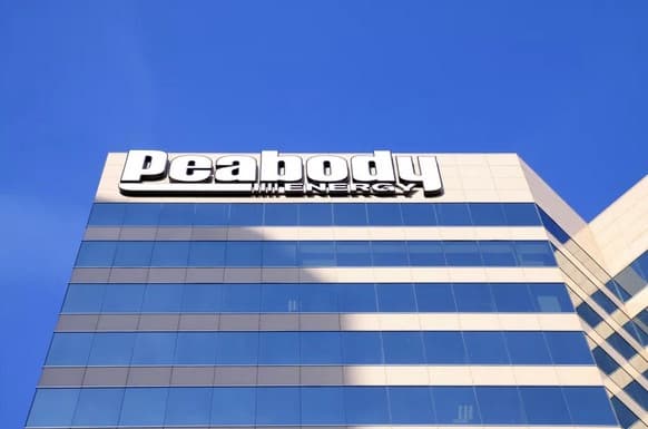 12.- El Instituto de Responsabilidad Climática calculó la cantidad de carbono y metano que fue emitida durante la cadena de producción, desde la extracción hasta el uso final. Peabody Energy de EEUU está catalogada como la compañía número 12 en la lista con una emisión de 15,385 toneladas equivalentes de dióxido de carbono emitiendo el 1.14% de las emisiones mundiales. 
<br>