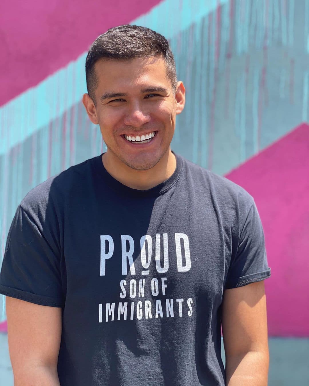 Como lo describe su perfil de Instagram, JP Domínguez utiliza las plataformas digitales para "ayudar a inspirar, motivar e informar" a los latinos en Estados Unidos.