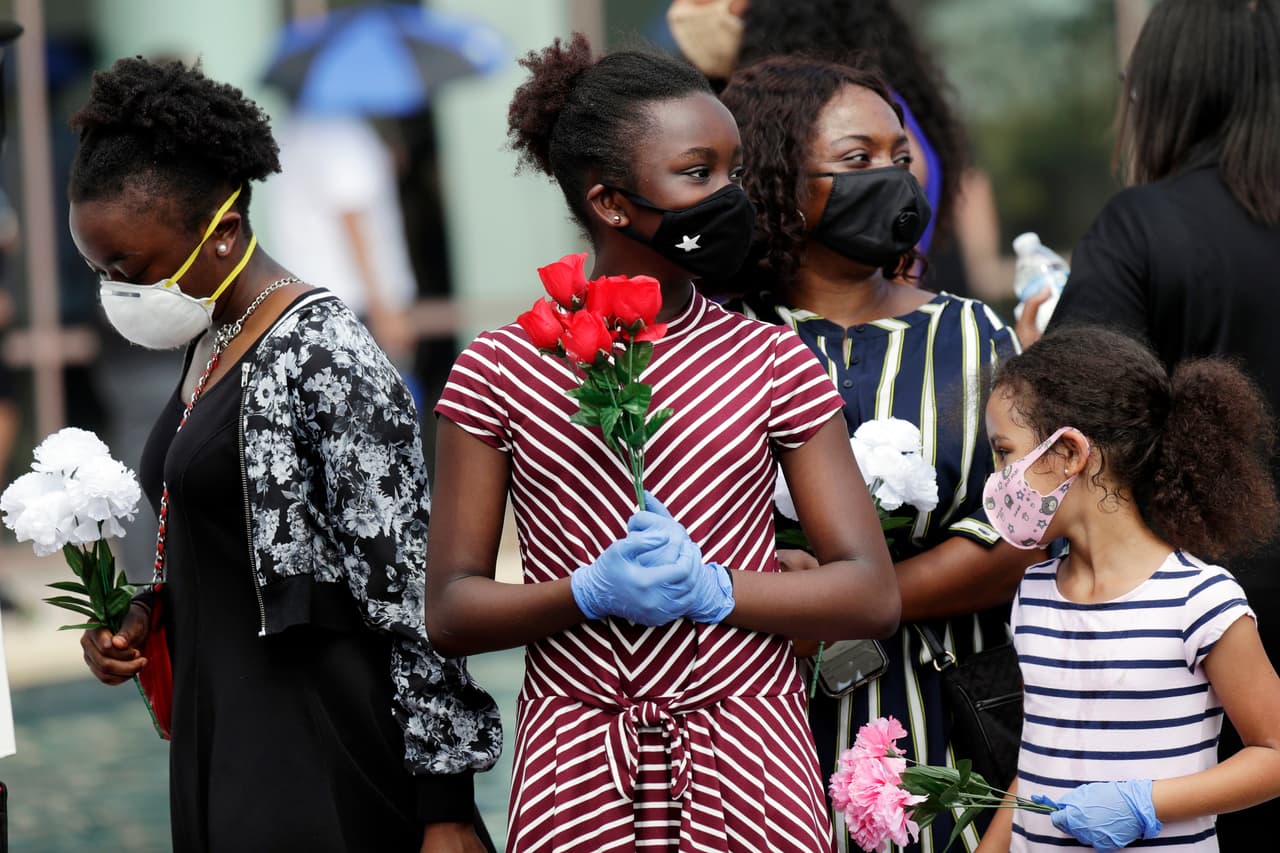 Familias llegan a una ceremonia pública para George Floyd en la Iglesia Fountain of Praise, Houston.