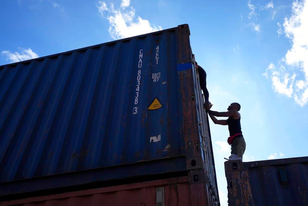 Inmigrantes indocumentados han reportado que con dificultad lograron atravesarlo. Activistas también suben a los contenedores y dejan en evidencia que la solución no es eficaz.