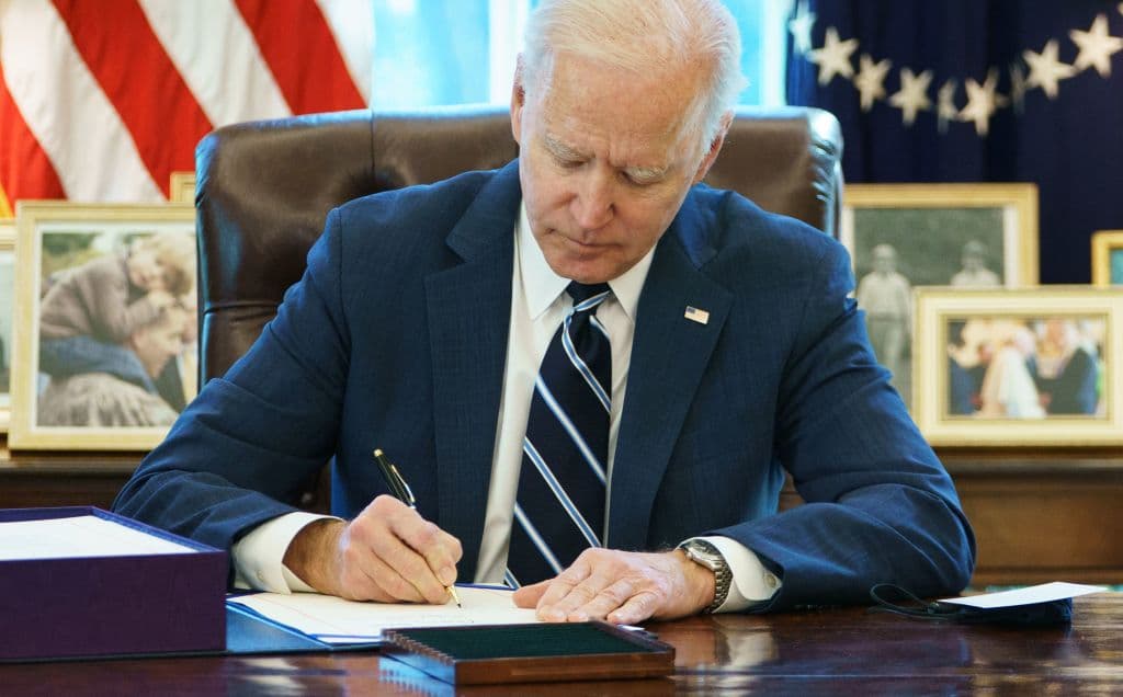 Cumplidos 100 días en el poder, Biden cambia la estrategia legislativa para avanzar su agenda