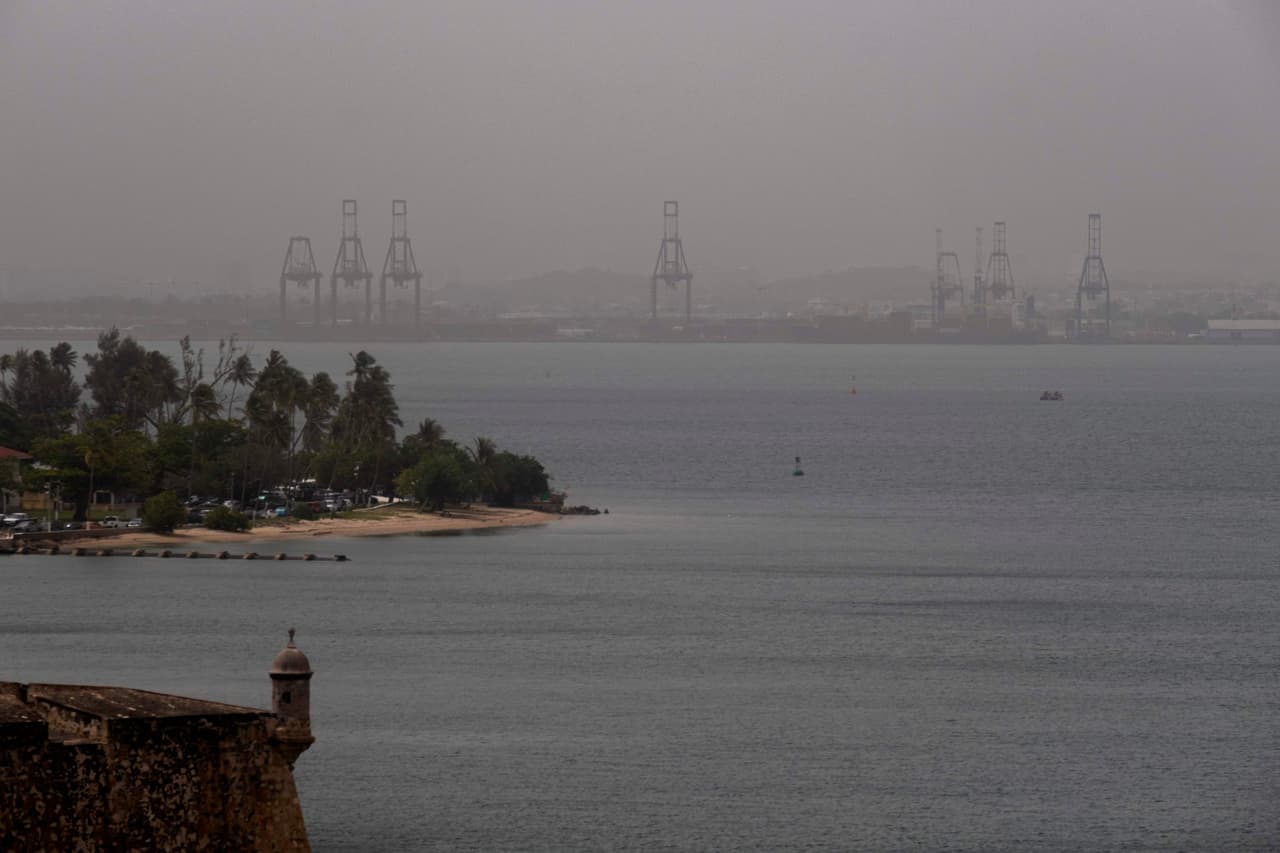 Las condiciones extremadamente brumosas y la visibilidad limitada fueron reportadas desde Antigua hasta Trinidad y Tobago, y se prevé que el fenómeno dure al menos hasta el próximo martes por la noche. Se espera que llegue a Estados Unidos a finales de esta semana.