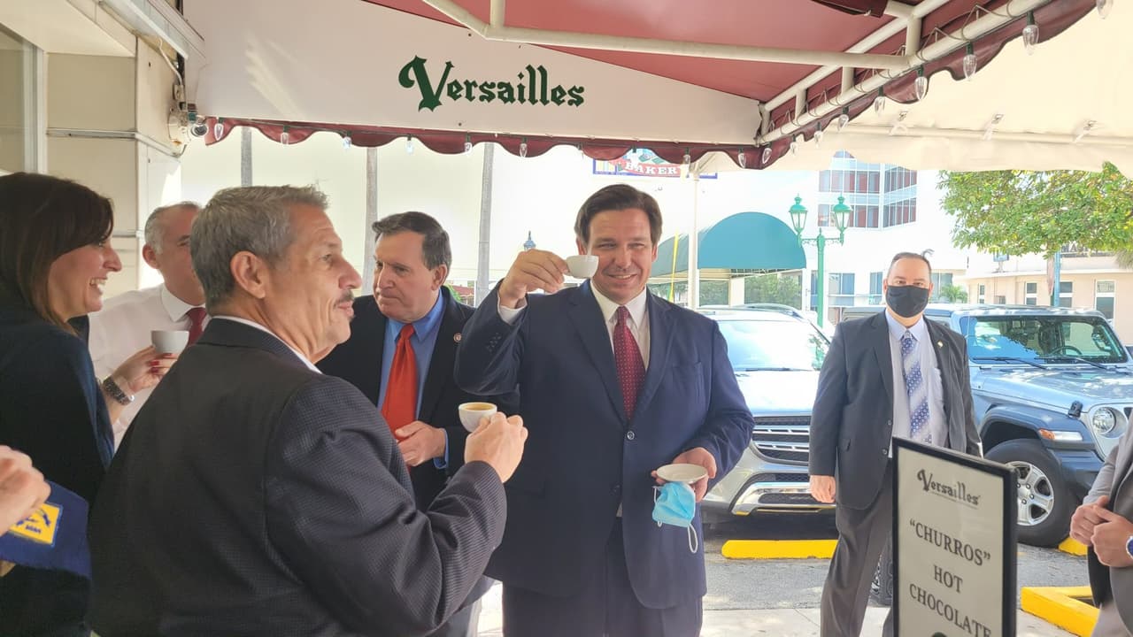 Este lunes el gobernador de Florida estuvo en el conocido restaurante de comida cubana el Versailles, junto con la vicegobernadora y los comisionados José "Pepe" Díaz y Joe Carollo.