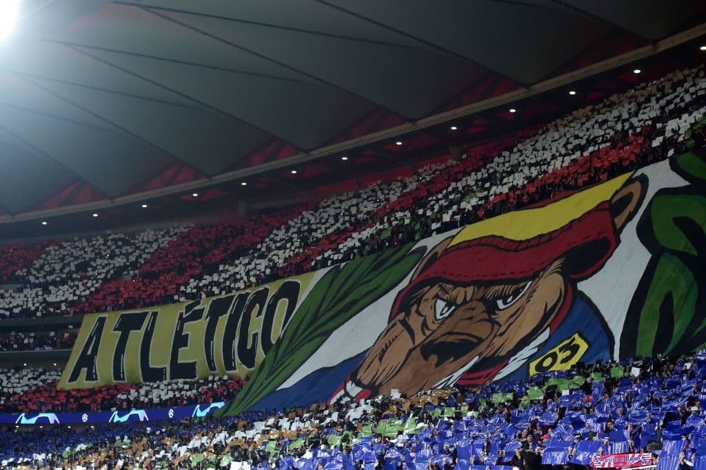 La afición del Atlético de Madrid muestra un tifo en apoyo a su equipo