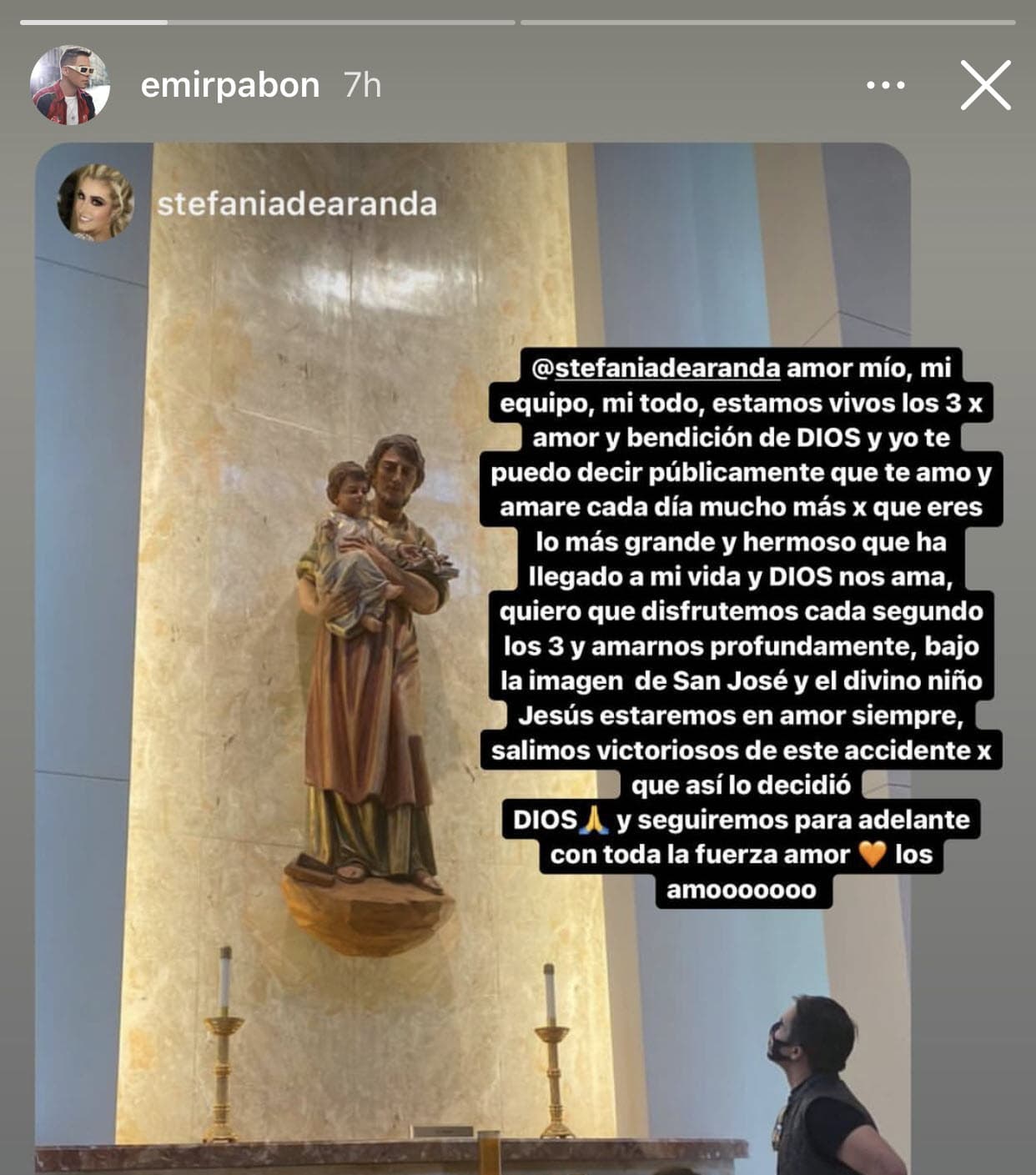 Él también compartió la foto en la que aparece de pie al lado de su esposa frente al altar de la iglesia: "Quiero que disfrutemos cada segundo los tres y amarnos profundamente, bajo la imagen de San José y el Divino Niño de Jesús. Estaremos en amor por siempre". 
<br>
